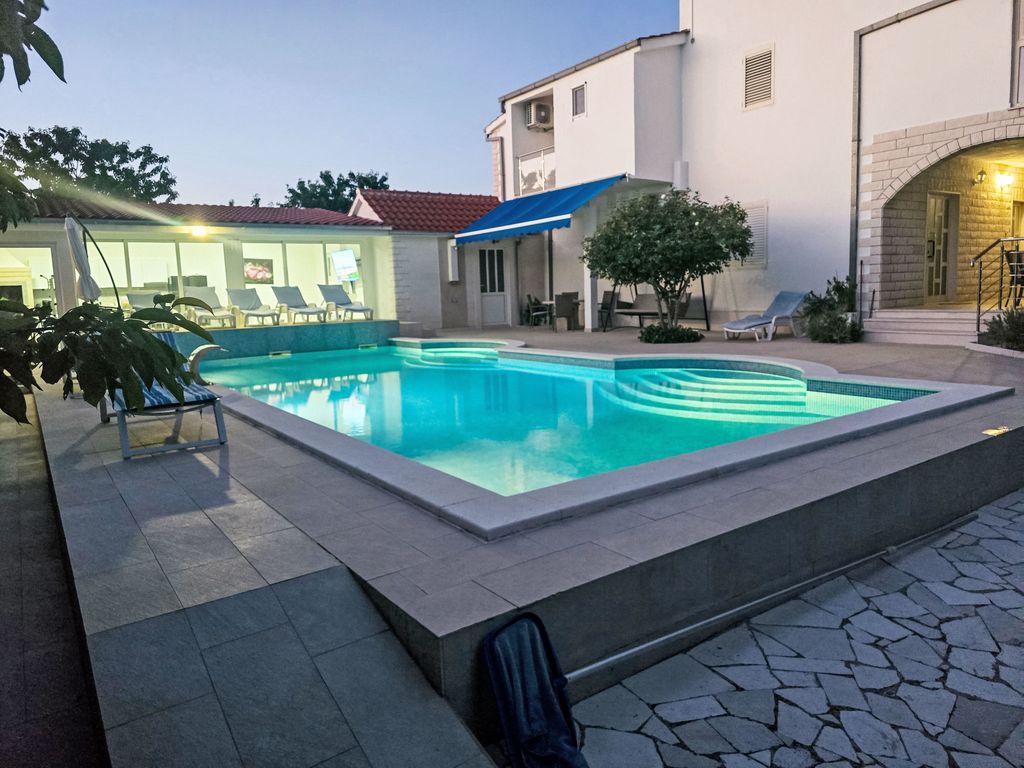 Villa Almas mit Schwimmbad, Fitnessraum, Tennisplatz