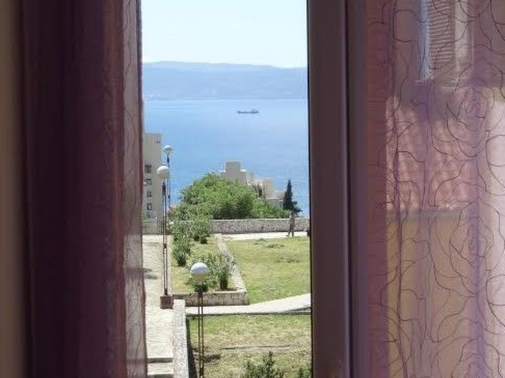mit Blick auf das Wasser