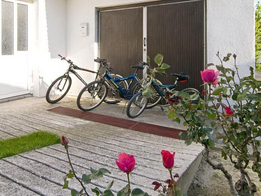 mit Privatparkplatz