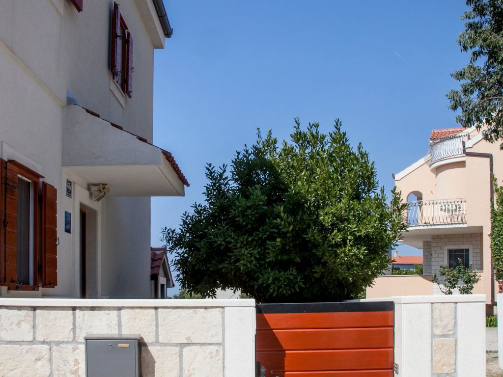 Haus in Mravince mit Whirlpool und Garten