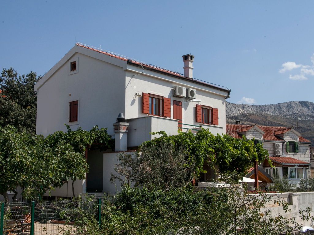 Haus in Mravince mit Whirlpool und Garten