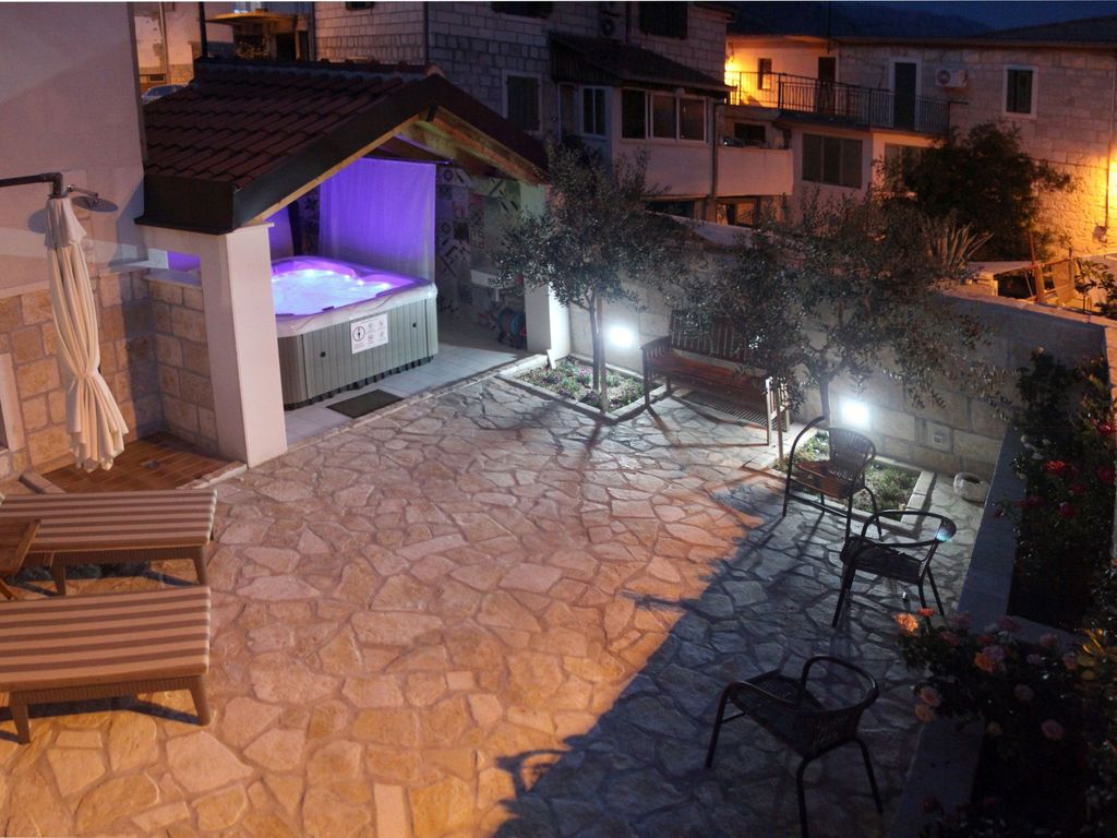 Haus in Mravince mit Whirlpool und Garten