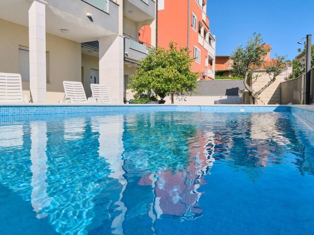 M Ganze Etage in einem geräumigen Haus mit Pool
