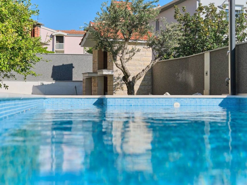 M Ganze Etage in einem geräumigen Haus mit Pool