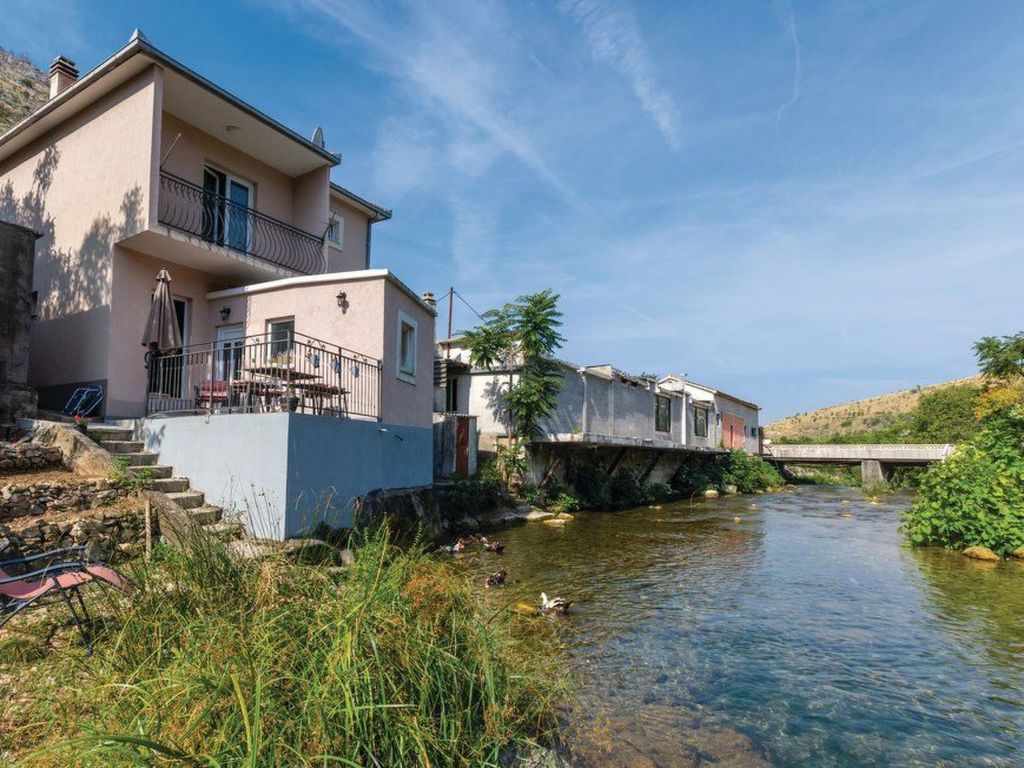 Žrnovnica, Entspannung am Flussufer