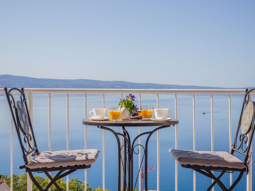Große Wohnung in Omiš mit Möbliertem Balkon