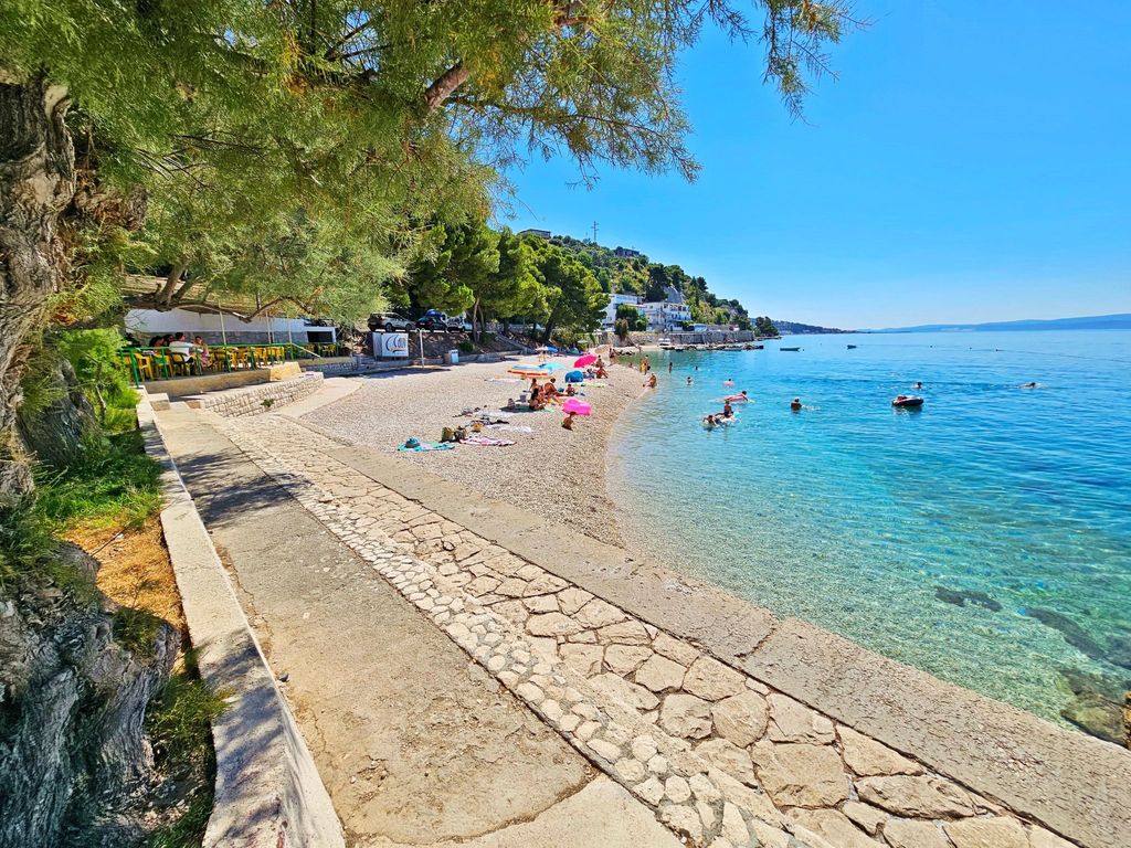 mit überdachter Terrasse am Strand mit Meerblick
