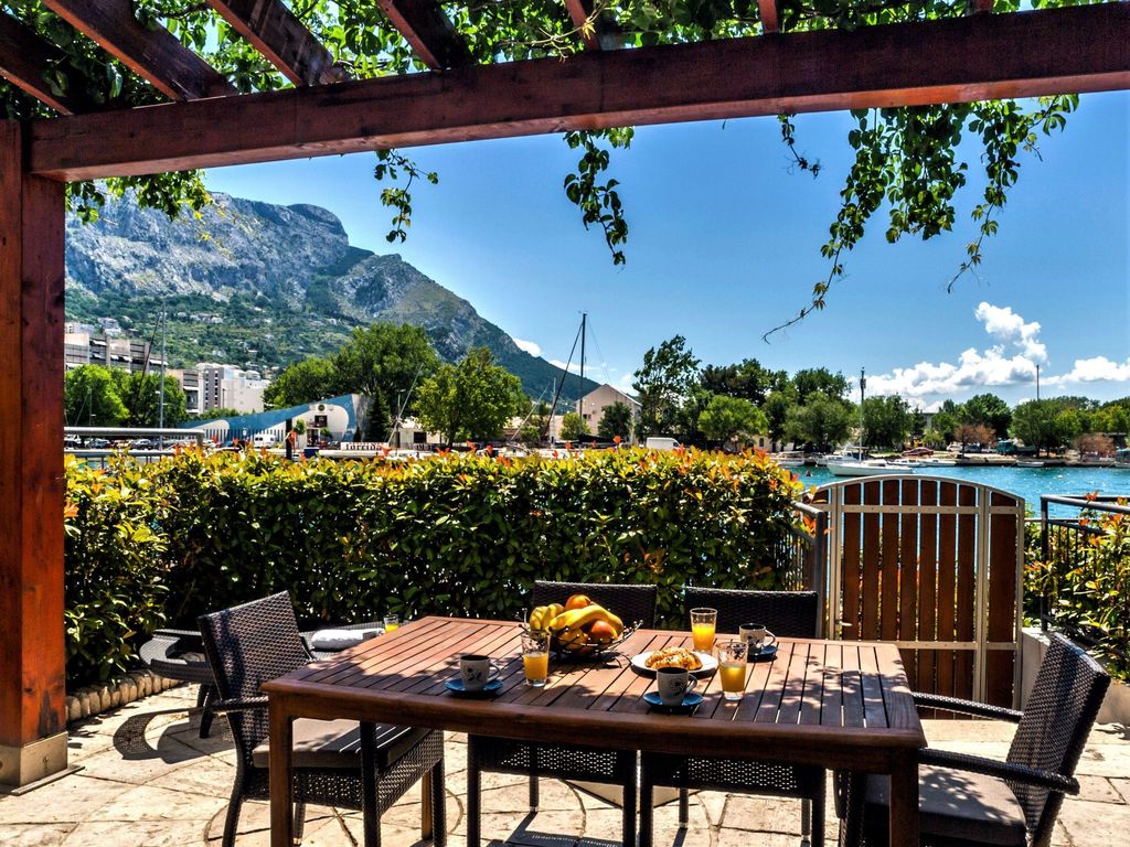Ein luxuriöses Apartment in der Nähe des Zentrums, am Flussufer