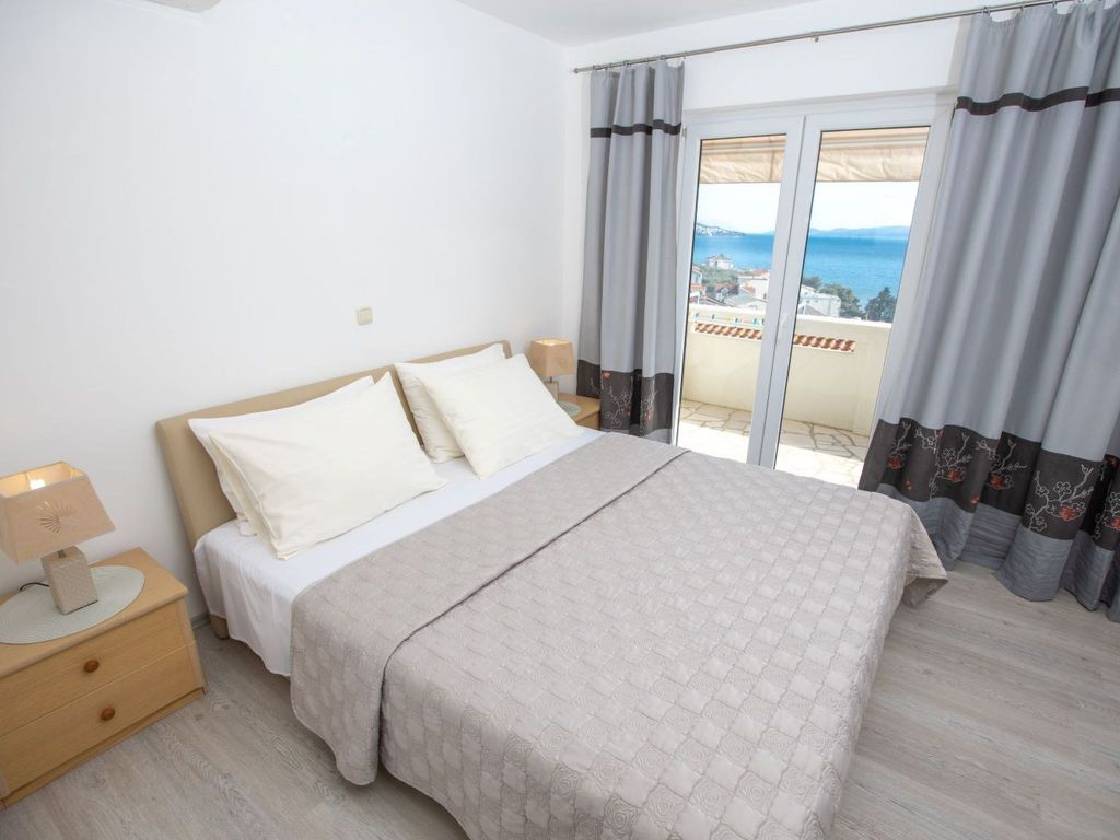 Nette Wohnung in Duće mit Großer Terrasse