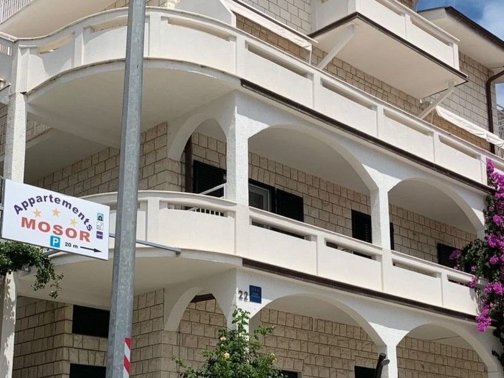Nette Wohnung in Duće mit Großer Terrasse