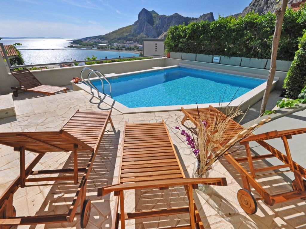 Geräumiges Ferienhaus in Omiš mit Privatem Pool
