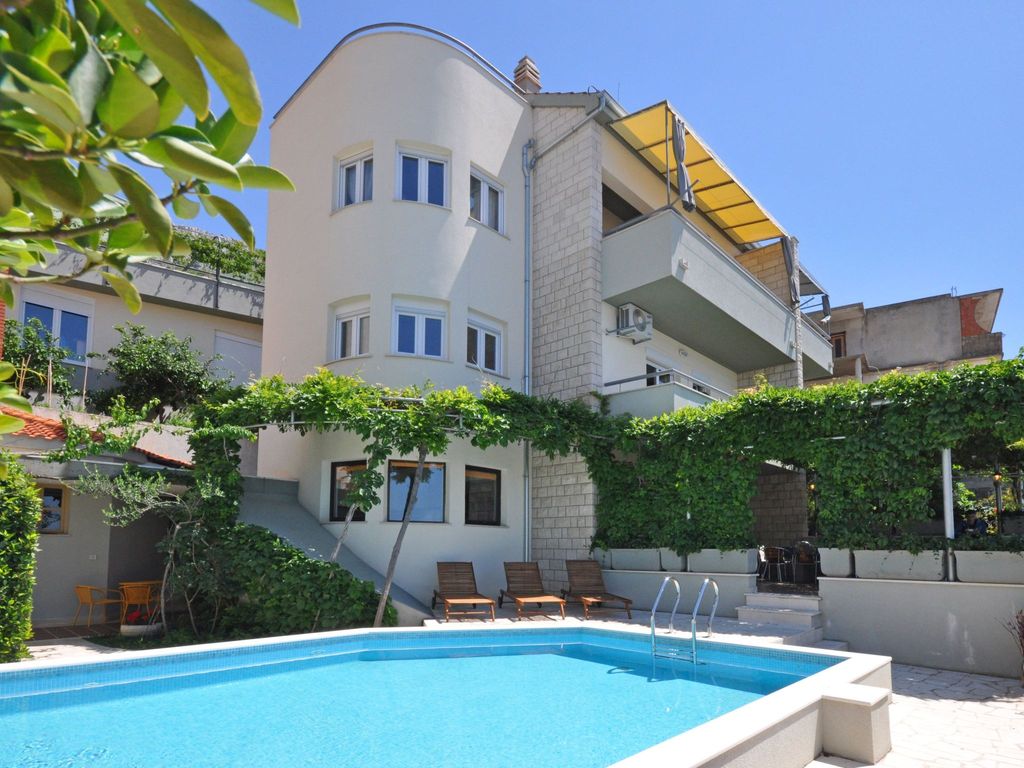 Geräumiges Ferienhaus in Omiš mit Privatem Pool