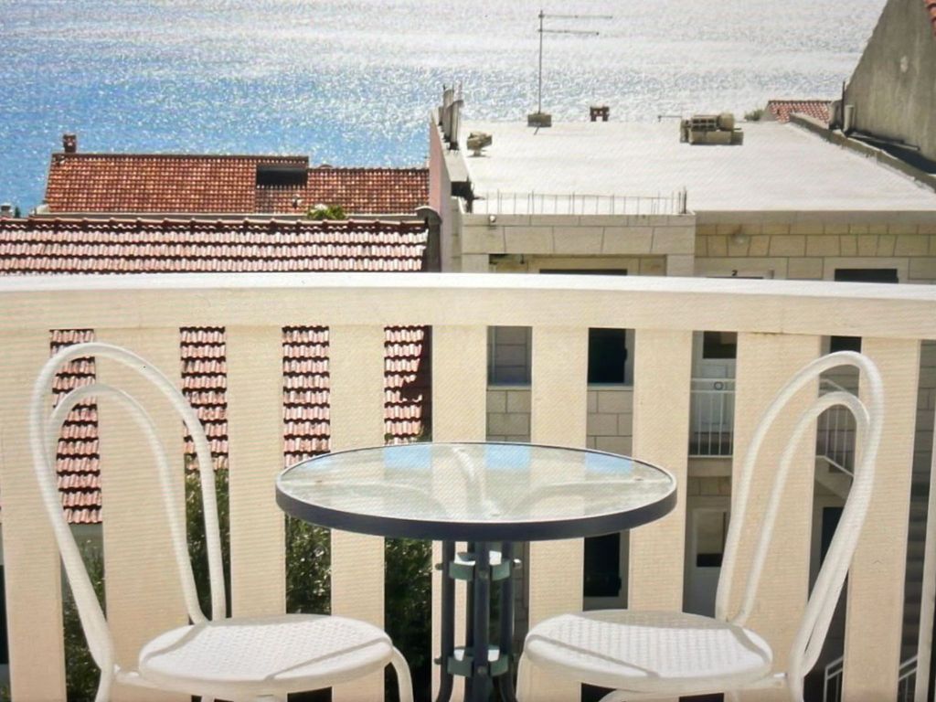 "Apartment Mate 4"