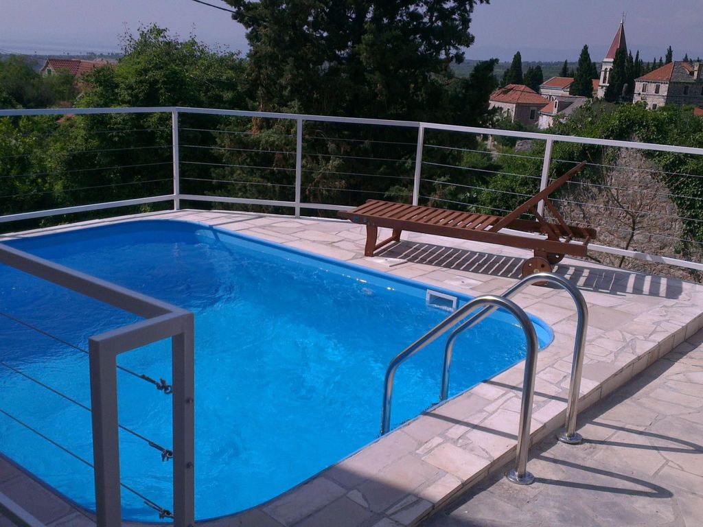 Bobovišća stone house with Pool