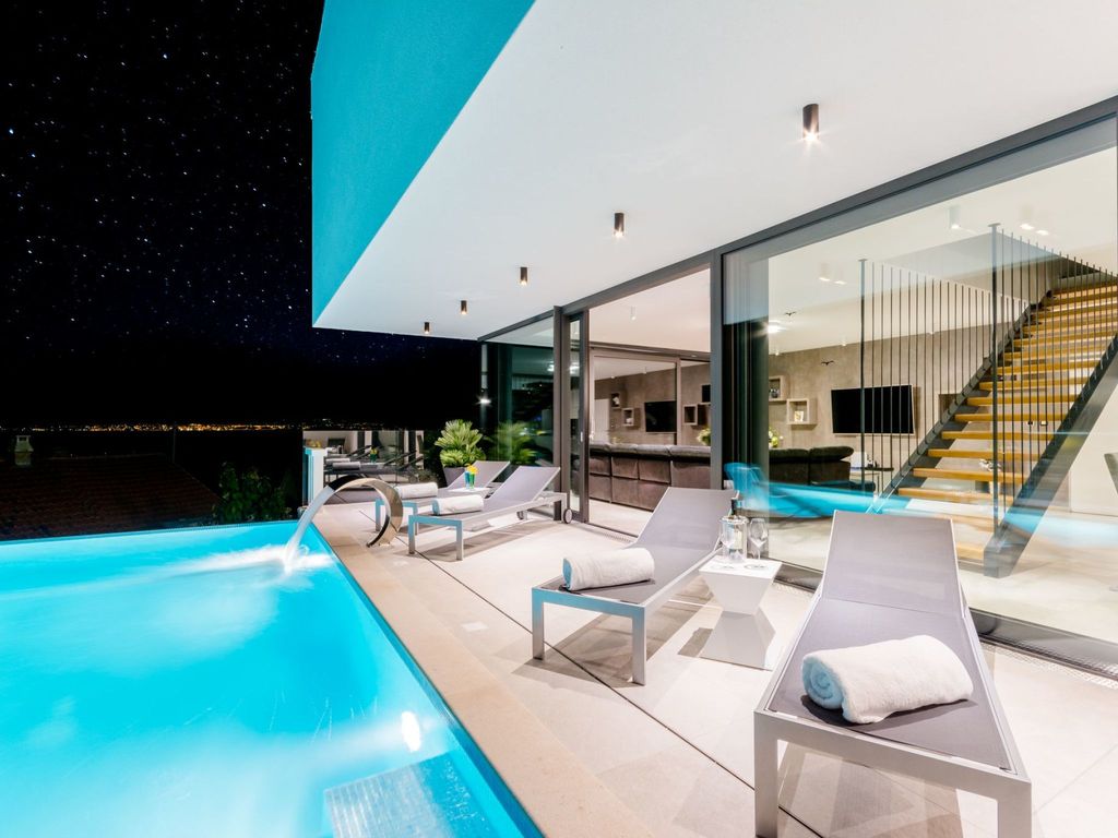 Tolles Ferienhaus in Sutivan mit Privatem Pool