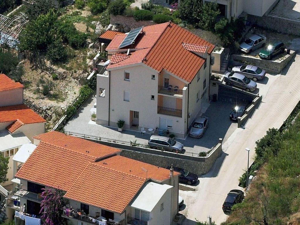 Wohnung im zweiten Stock mit Balkonen
