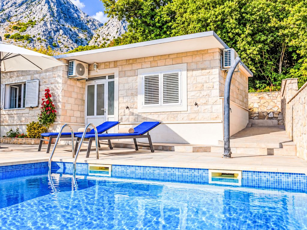 Günstiges Ferienhaus mit Pool und Meerblick