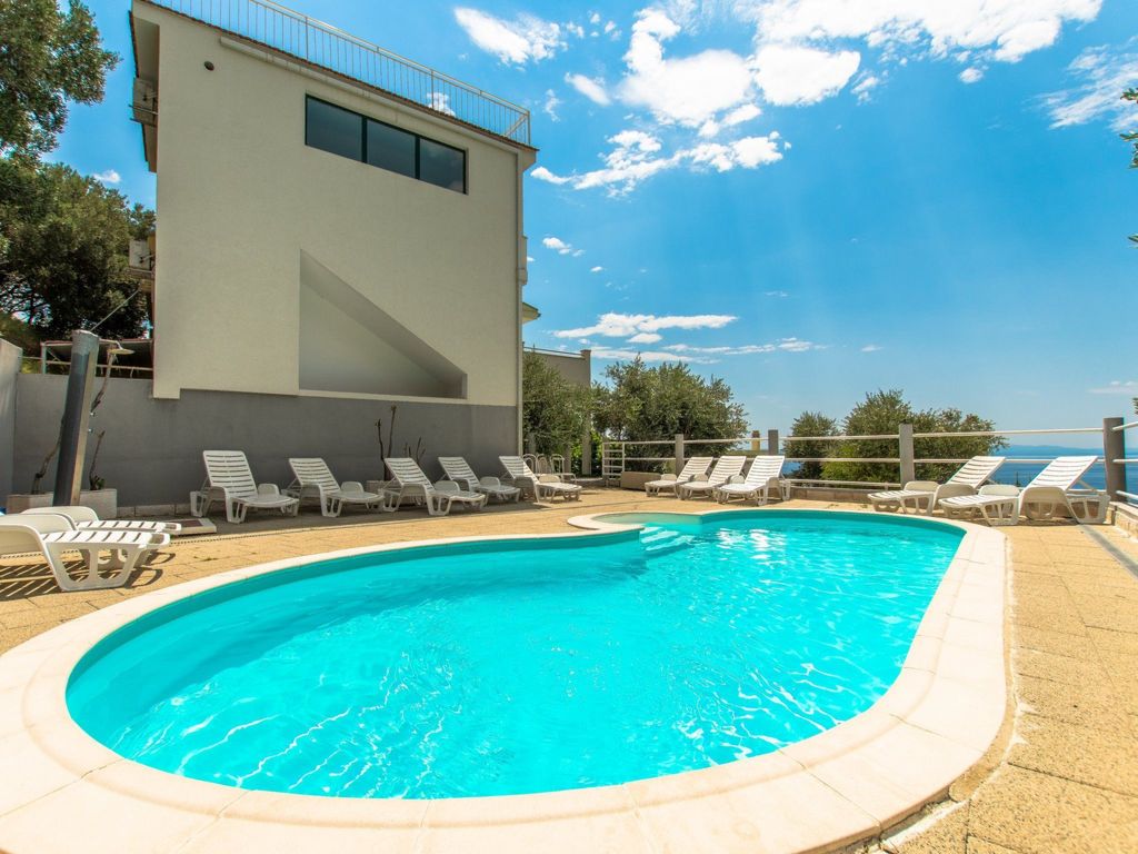 Ozzi mit privatem Pool