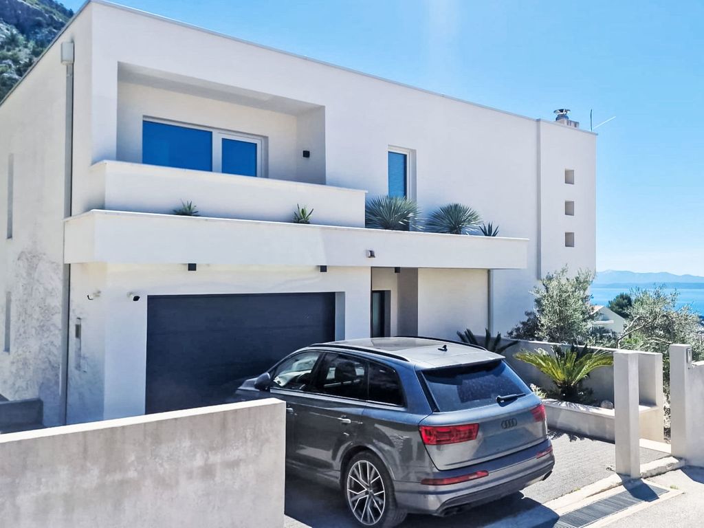 Moderne Villa mit Infinity-Pool im Bergdorf Veliko Brdo