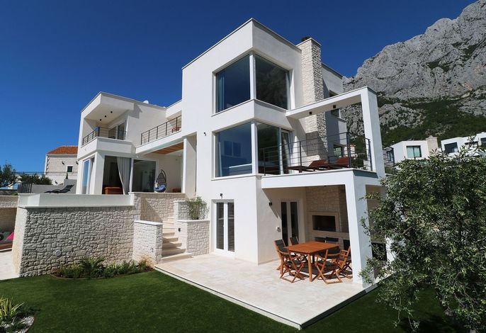 Moderne Villa mit Infinity-Pool im Bergdorf Veliko Brdo