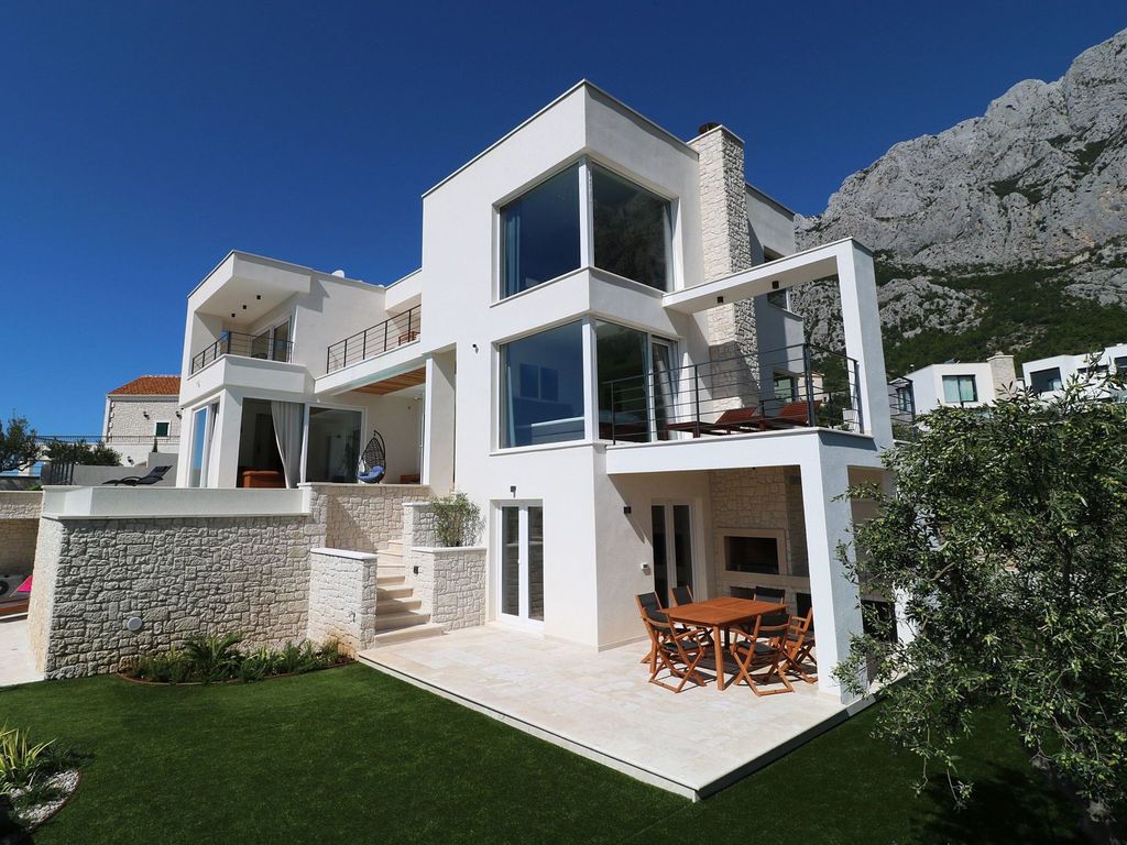 Moderne Villa mit Infinity-Pool im Bergdorf Veliko Brdo