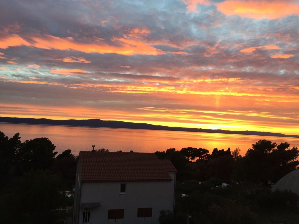 "Slaven" mit Blick auf das Wasser