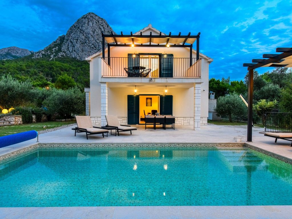 Alleinstehendes Ferienhaus mit Pool und drei Sch