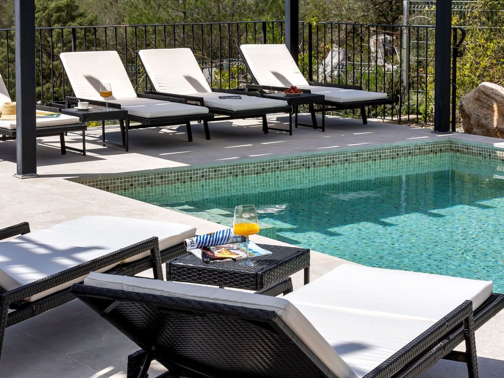Alleinstehendes Ferienhaus mit Pool und drei Sch