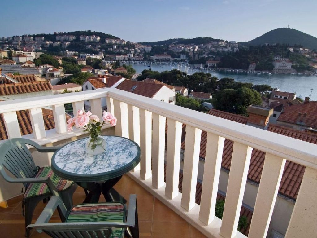 Modernes Apartment mit Meerblick