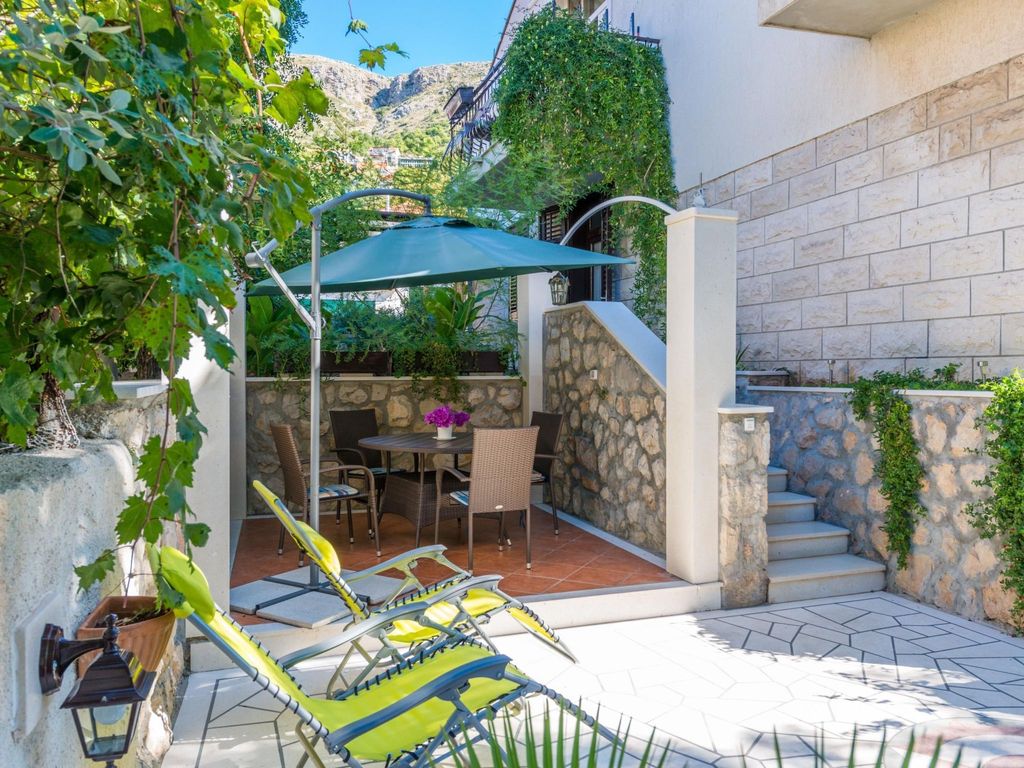 Ivona mit Terrasse und Außendusche