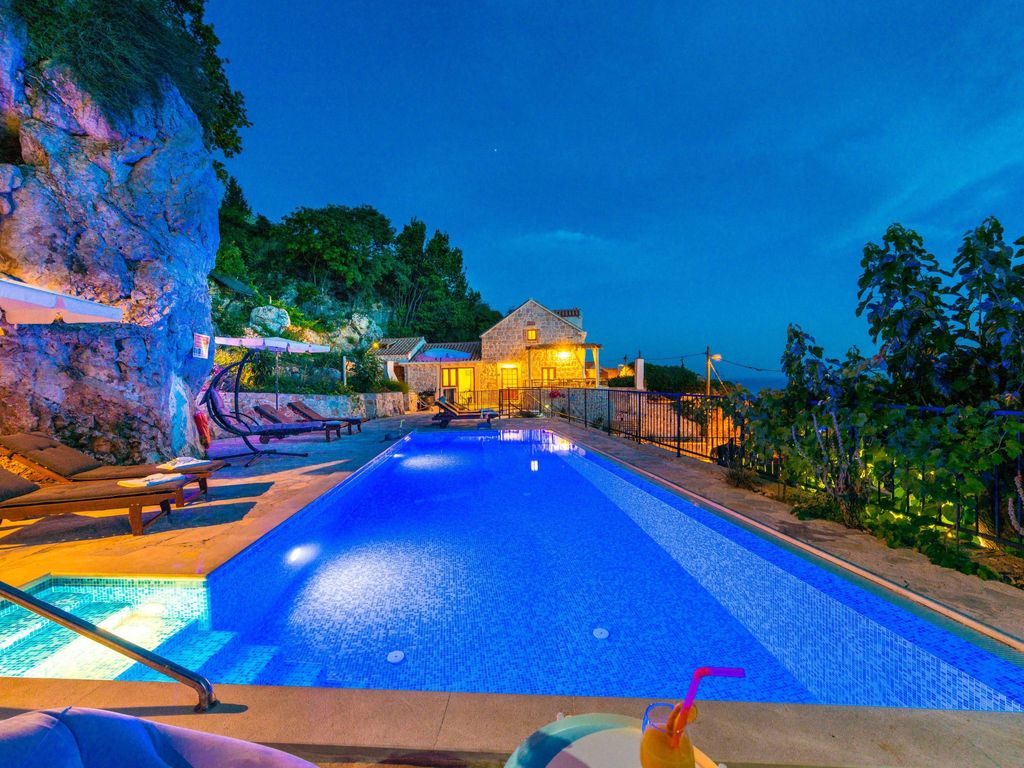 Astonoshing Villa Stone mit beheiztem Pool in Mlini