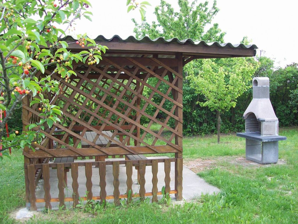 mit Garten, Terrasse und Gartenpavillon