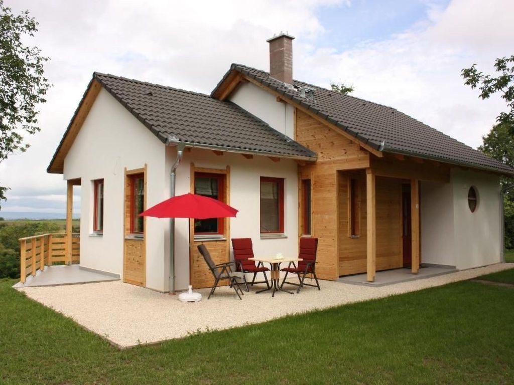 Haus mit großem Garten, Terrasse und Balkon