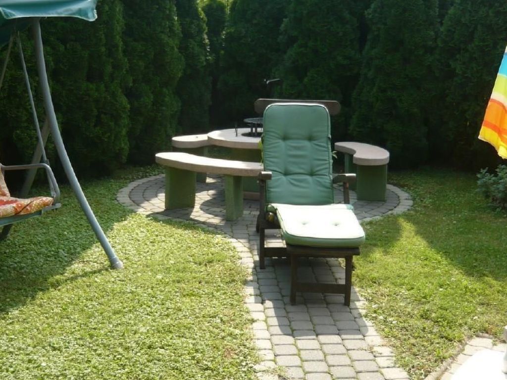 mit möblierter Terrasse