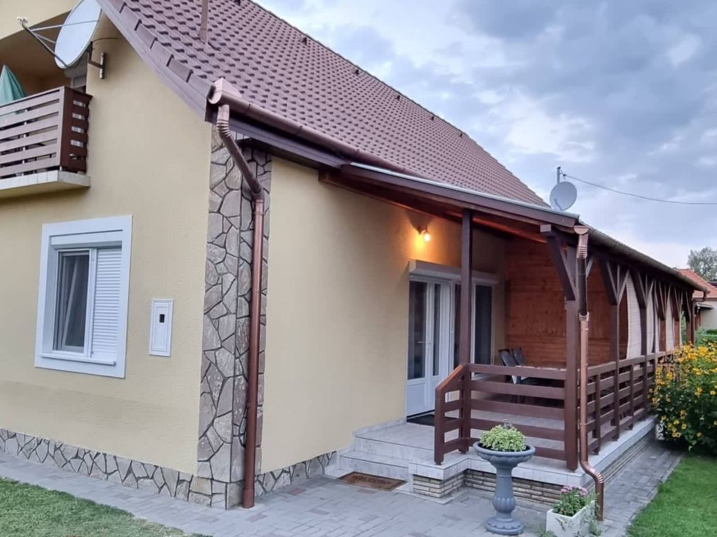 mit Grill, Terrasse und Garten