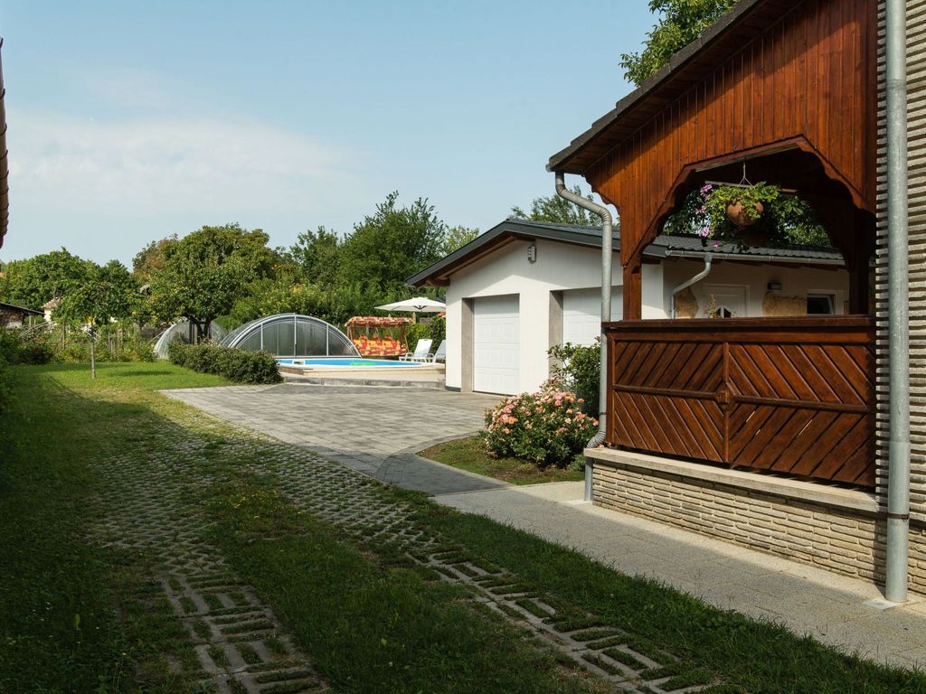 mit Swimmingpool für 10 Personen