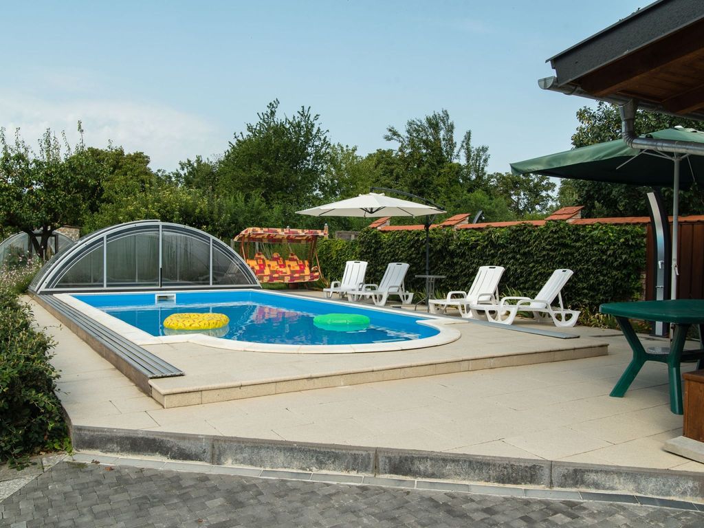 mit Swimmingpool für 10 Personen