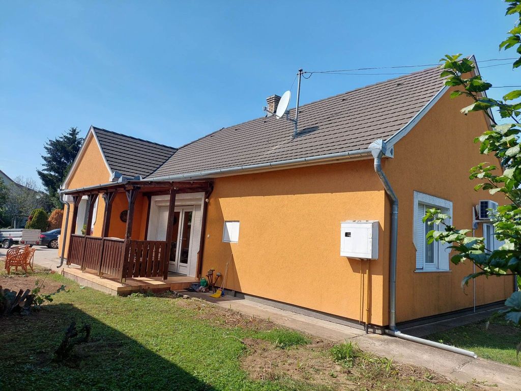 Schönes Ferienhaus mit Pool in ruhiger Lage