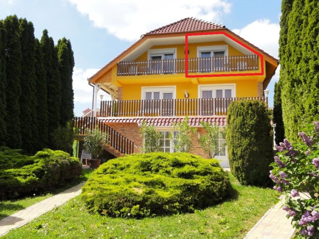 mit Terrasse und Grillstelle