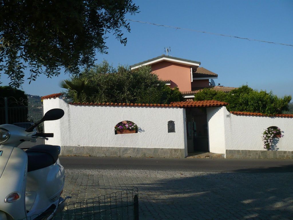 Zwei-Zimmer-Wohnung mit Meer- und Stadtblick