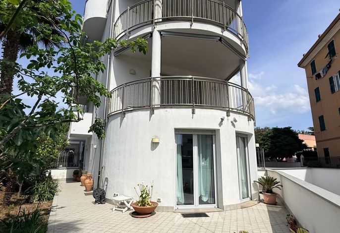 Blumare con giardino e garage,a 50m dalla spiaggia