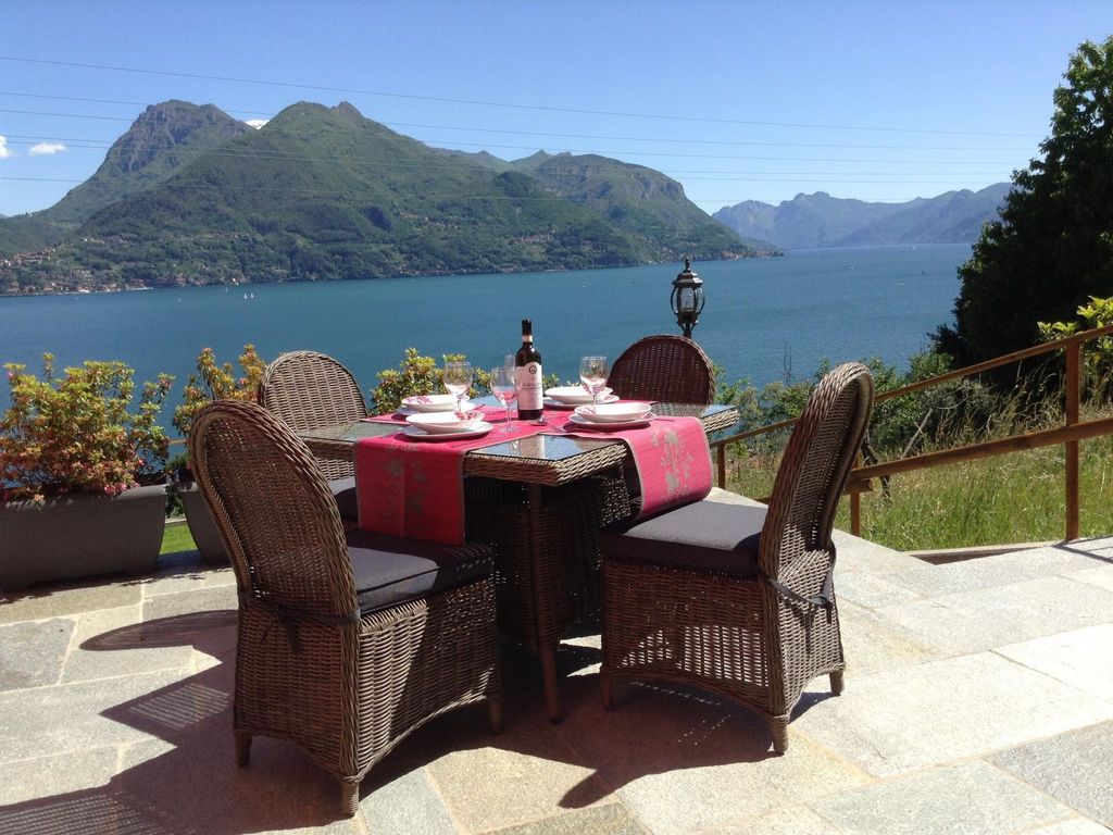 mit Terrasse und tollem See- und Bergblick