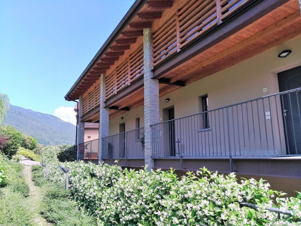 Wohnung mit Schwimmbad und fantastischem Seeblick