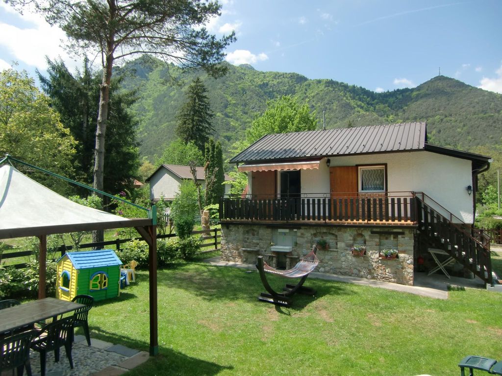 Freistehendes Haus mit eingezäuntem Privatgarten