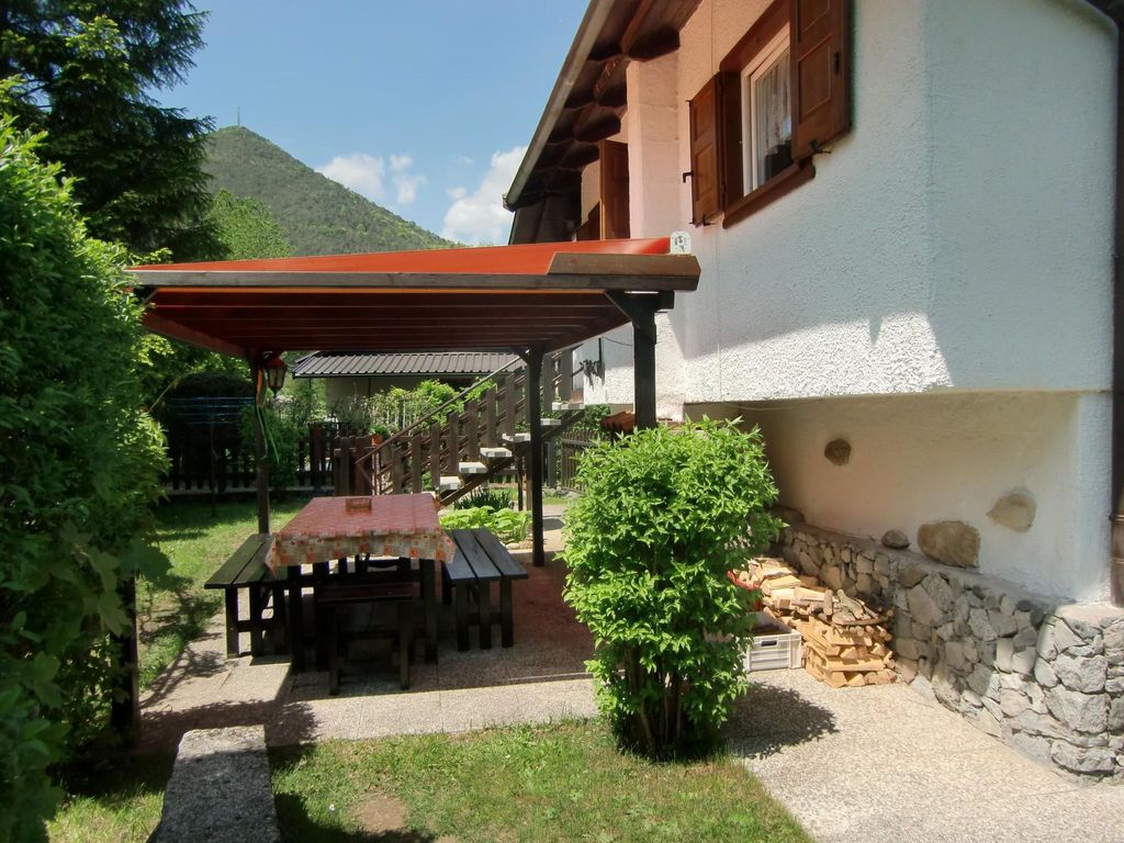 Freistehendes Haus mit eingezäuntem Privatgarten