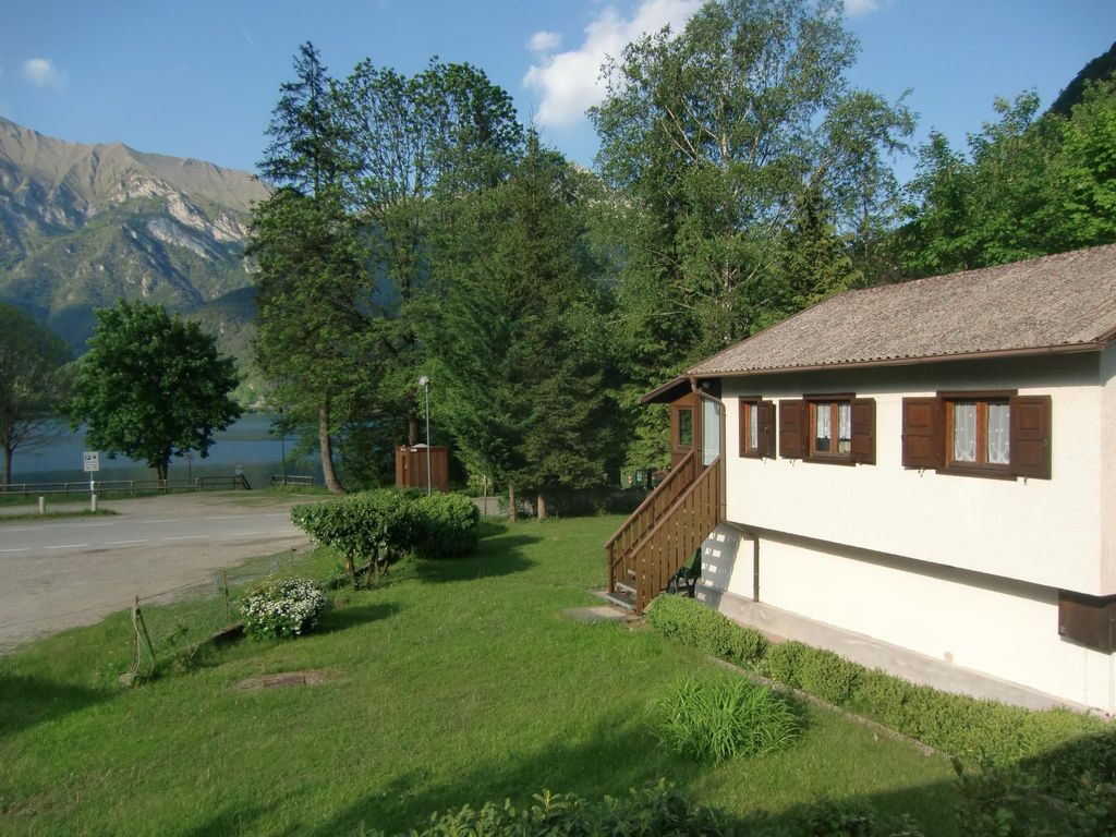 Freistehendes Haus mit Veranda mit Seeblick