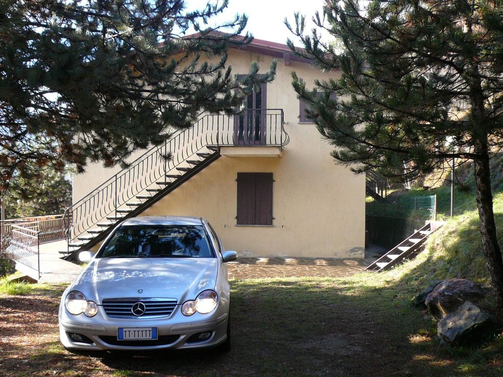 In einer Villa mit Garten und Blick auf den Gardasee