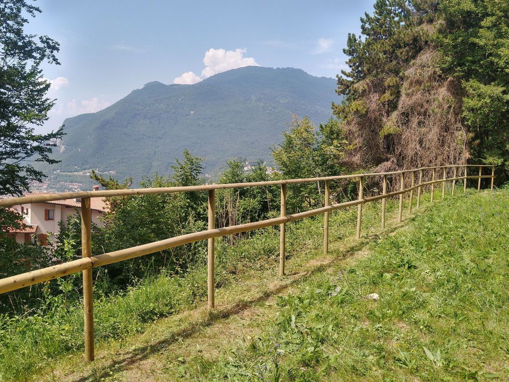 In einer Villa mit Garten und Blick auf den Gardasee