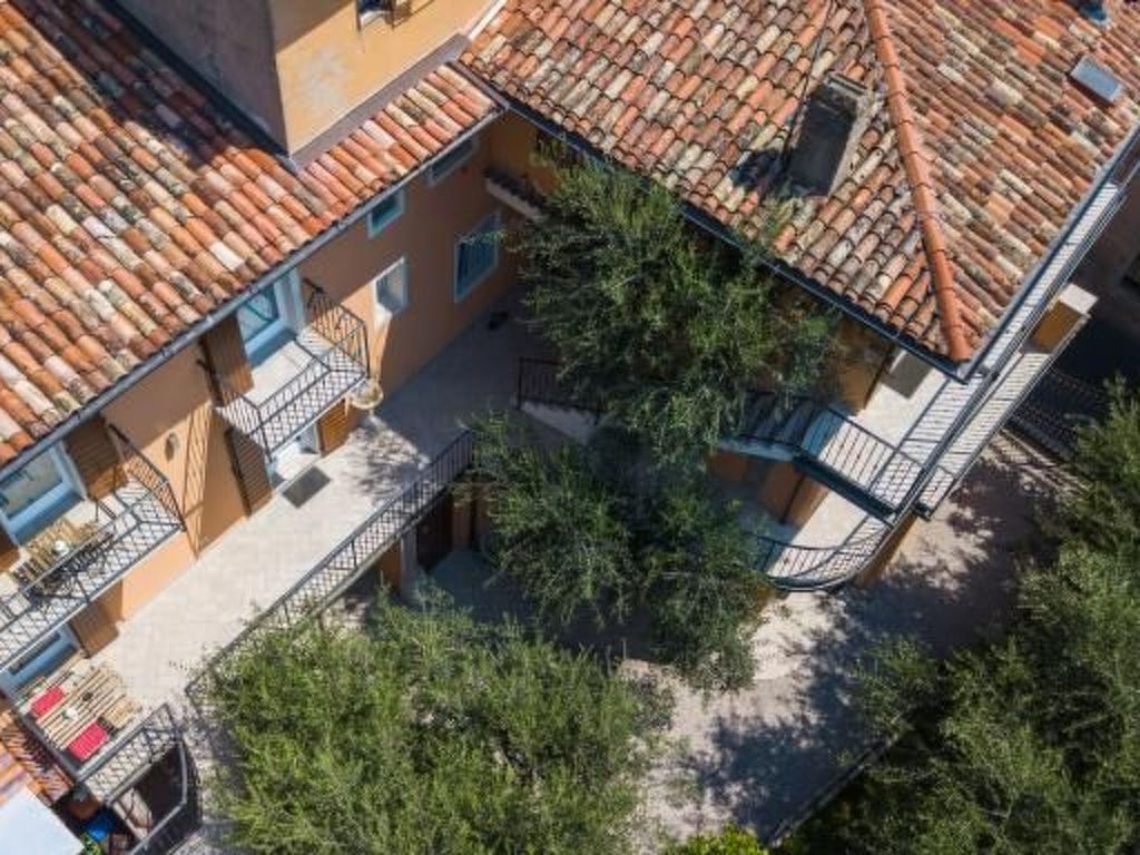 Orange' Wohnung mit privater Terrasse