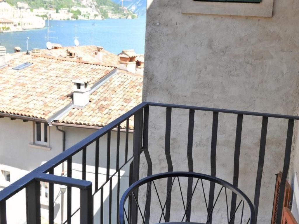 Große Wohnung in Limone Sul Garda mit Terrasse und Garten und Nah am Strand